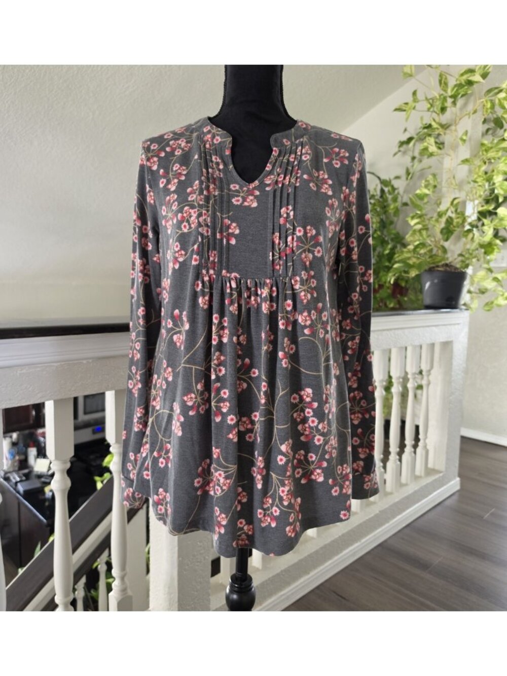 Anyally Women's Gray Pink Floral Pleated V-Neck Long Sleeve Tunic Blouse M